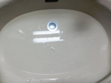 洗面台の濁った湯