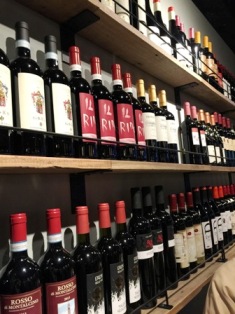 壁のワイン