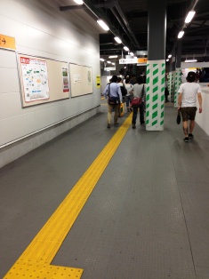 黄色い線だけが新しい下北沢駅構内