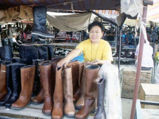 モンゴル市場４　靴売り場