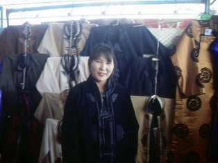 モンゴル市場６　衣装売り場