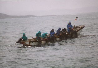 ハタハタ漁の船