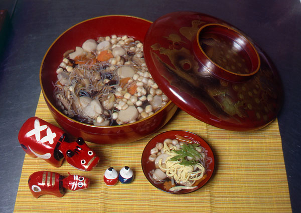 椀に盛られた「こづゆ」　並べられた「赤べこ」は会津の郷土玩具