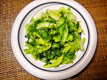 キャベツとからし菜の緑がきれいなサラダ