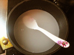 厚手の鍋に砂糖液を作る