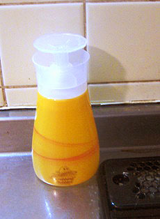 オレンジのボトルをレンジ横に