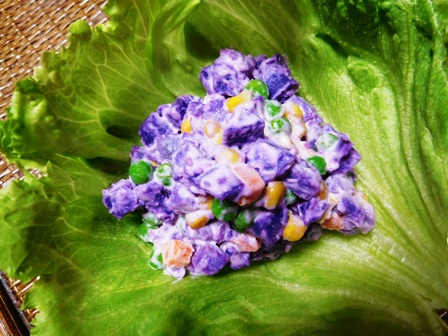紫色のポテトサラダ