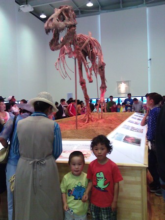 恐竜化石を背景に、子供達で記念写真