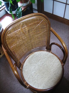 小さな籐椅子
