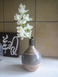 新しい花瓶のシンビジウム