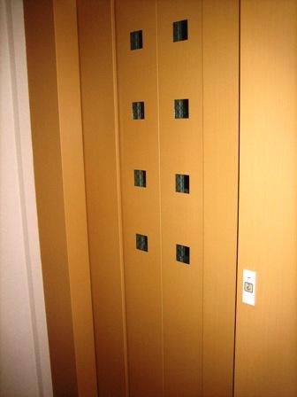 木製扉のエレベーター