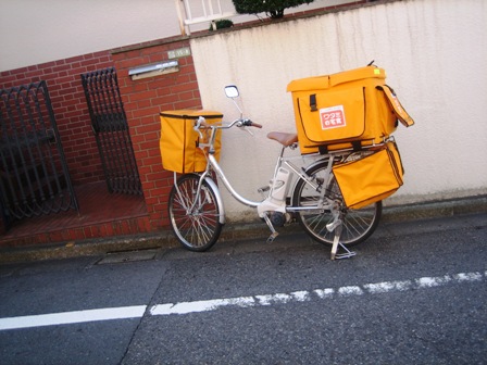 オレンジのワタミの自転車